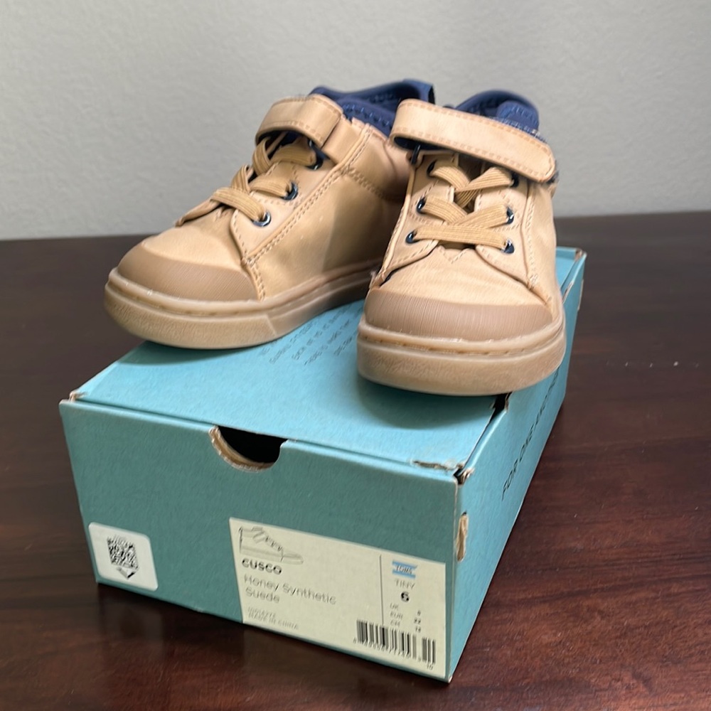 Toms- size tiny 6, Cusco boot in Honey Synthetic Suede
